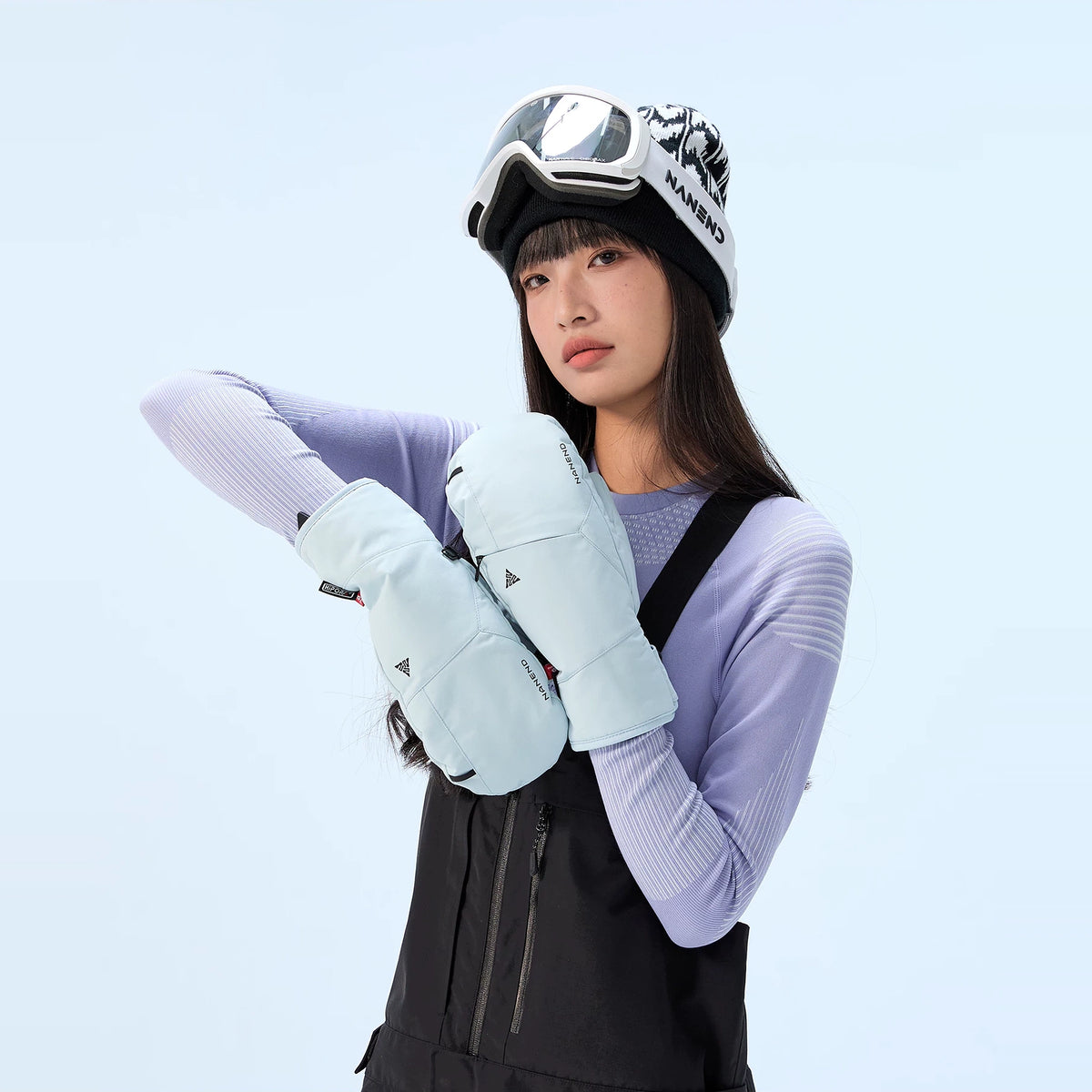 Model wearing Cream Blue NANEND PrimaLoft® Professional waterproof ski mittens (Cream Blue)